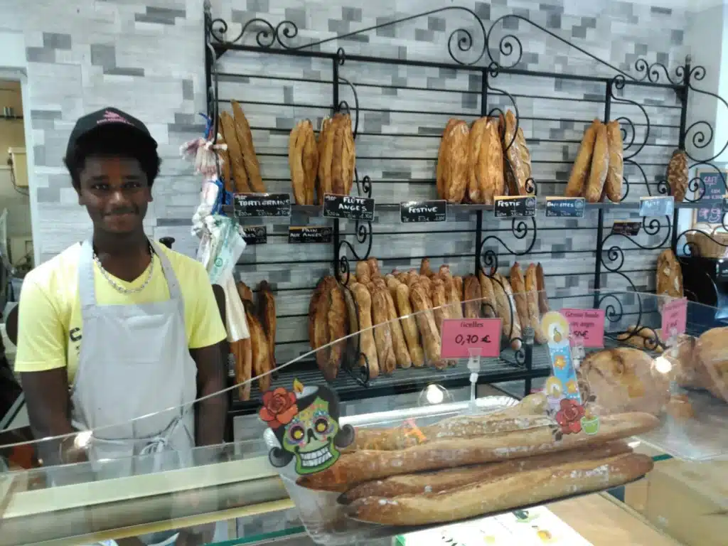 apprenti boulanger mfr rhone devant une etalage de pains et