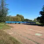 bancs bleus dans un parc a lyon mfr