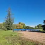 bancs bleus dans un parc verdoyant mfr rhone lyon