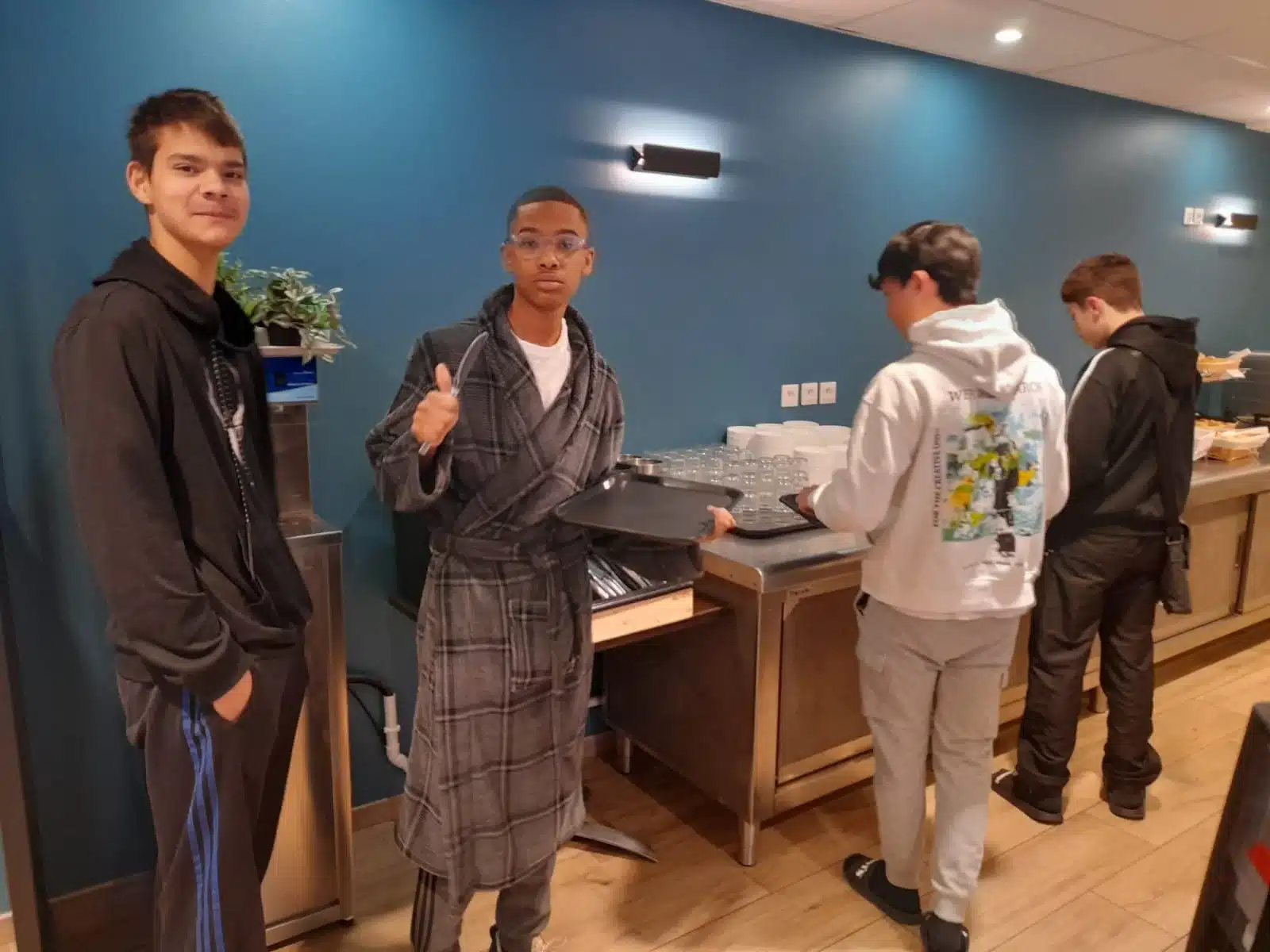 des jeunes dans une cafeteria certains en peignoir a la mfr