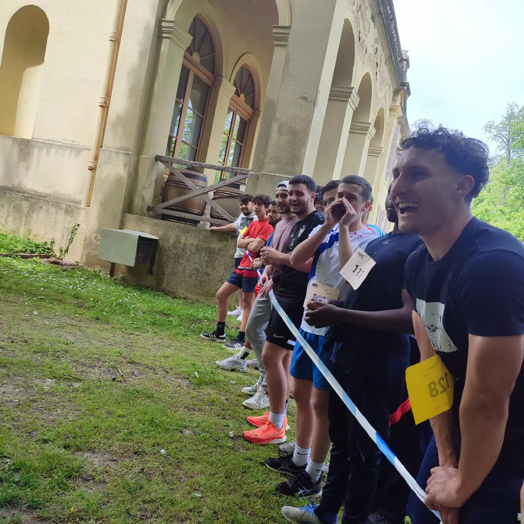des jeunes hommes en tenue de sport attendent le depart d un