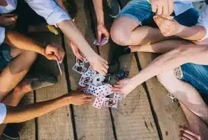 equipe mfr rhone mains jouant aux cartes sur un pont en bois