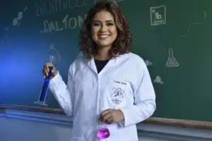 etudiante en chimie souriante avec eprouvette et erlenmeyer