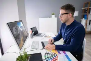 graphiste mfr rhone travaillant sur ordinateur avec tablette
