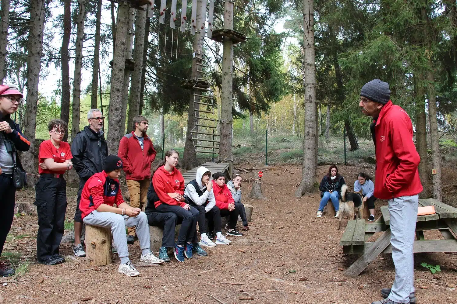 groupe d adolescents en stage territoire mfr dans un parc av