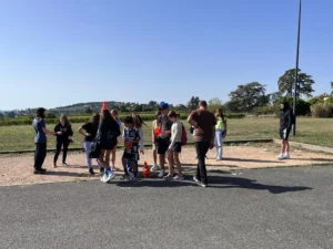 groupe d adolescents et d adultes lors d une journee prevent