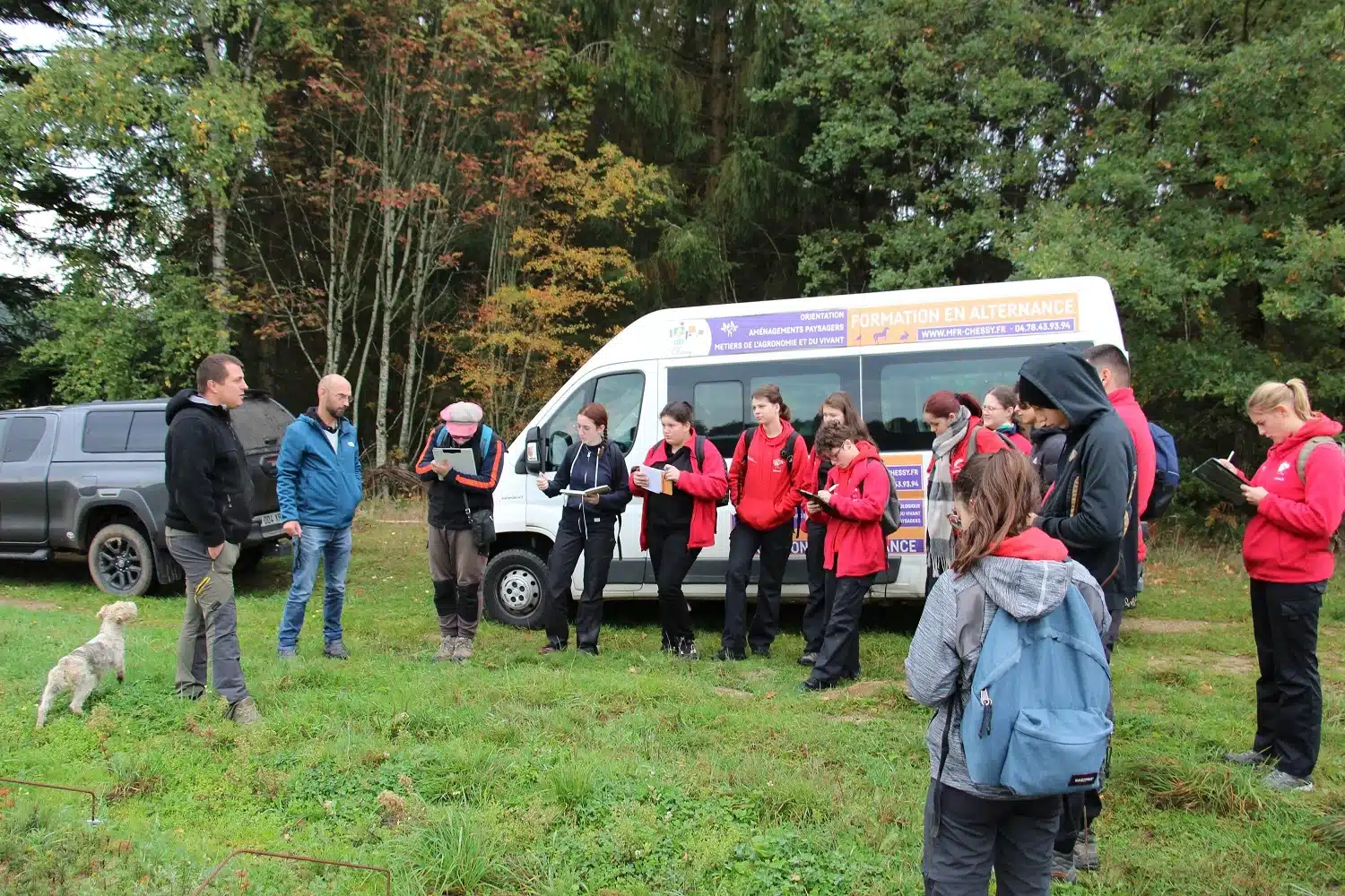 groupe d etudiants des mfr en stage territoire en forez deva
