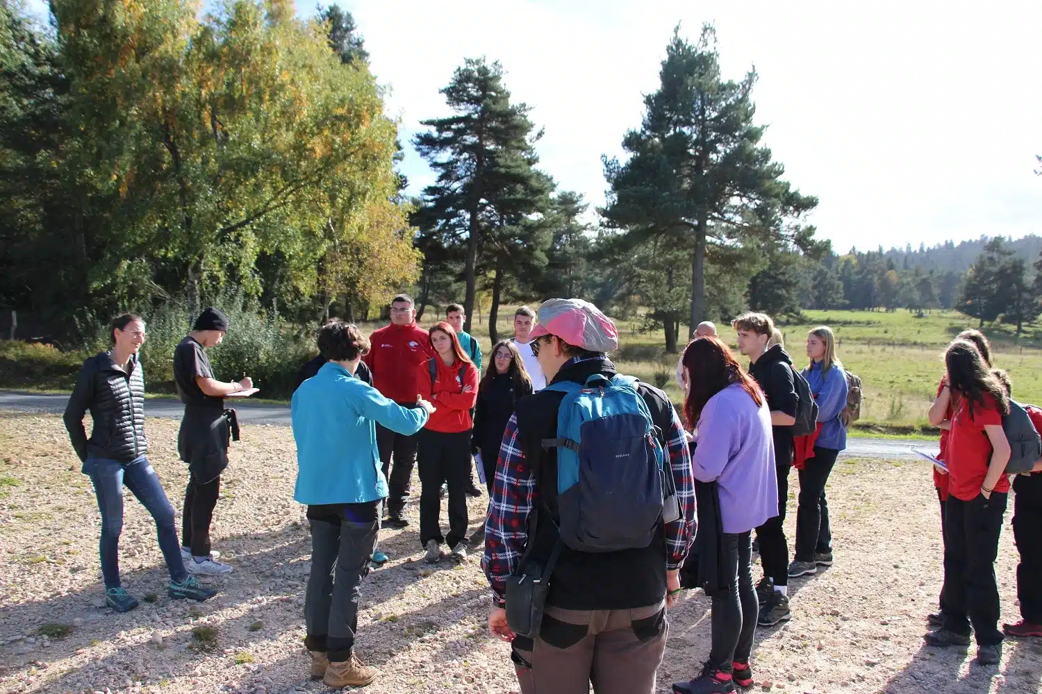 groupe d etudiants mfr en stage territoire dans le forez rho