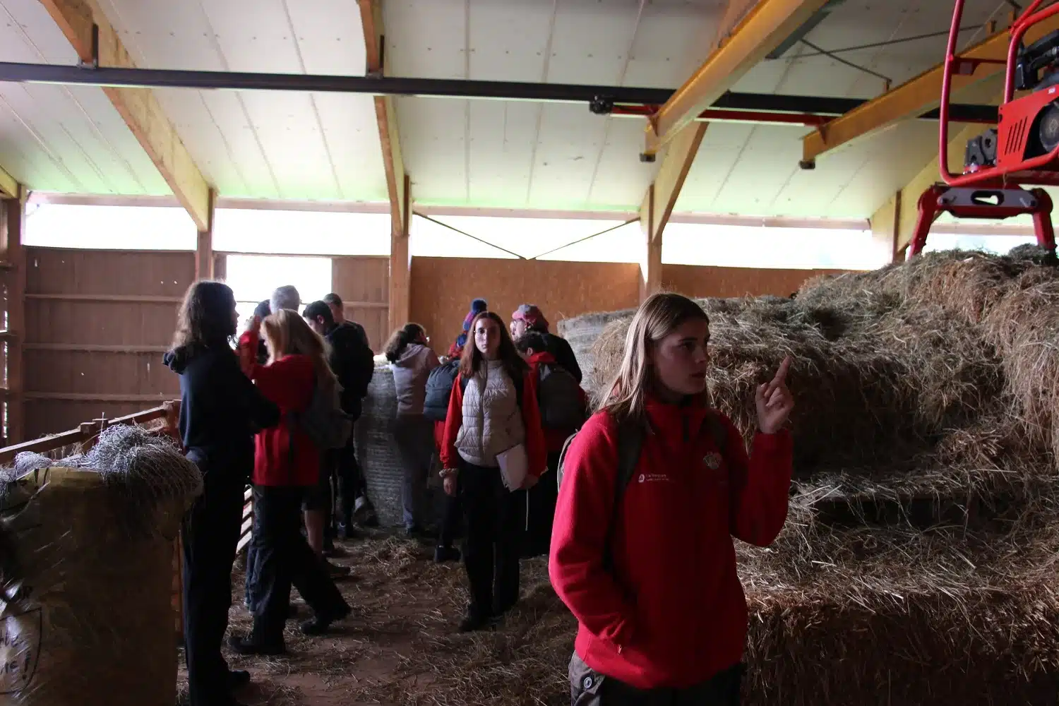 groupe d etudiants mfr en stage territoire dans une grange a