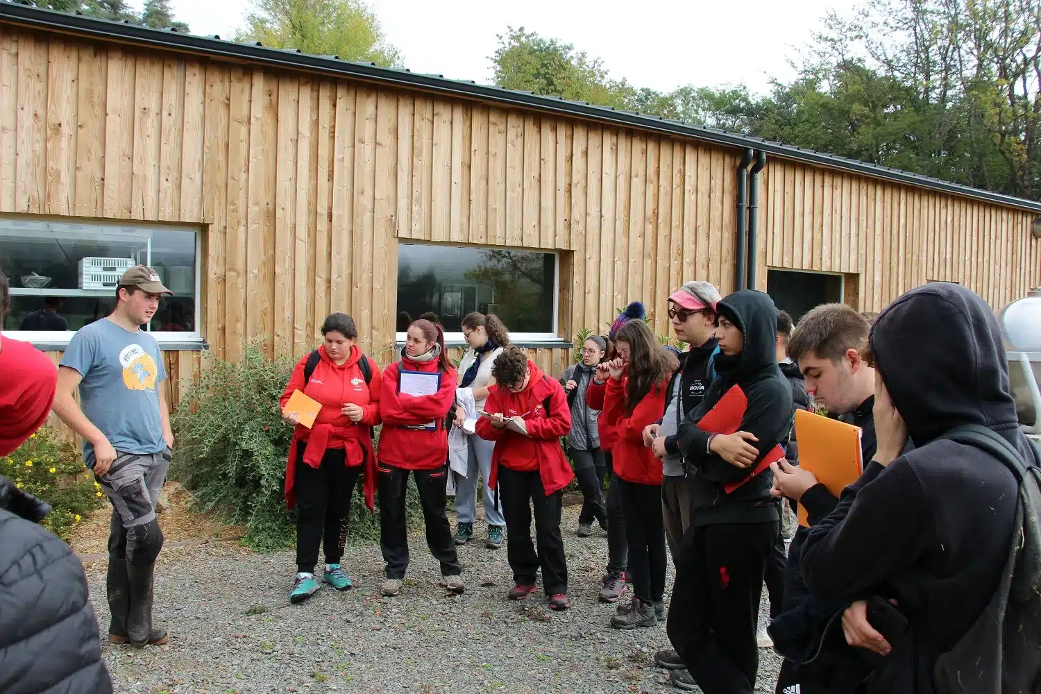 groupe d etudiants mfr en stage territoire devant un batimen