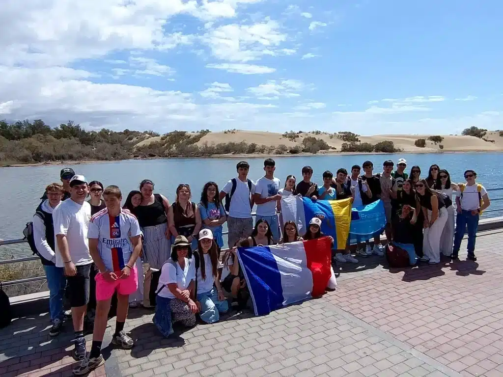 groupe d etudiants mfr rhone avec drapeaux france et erasmus