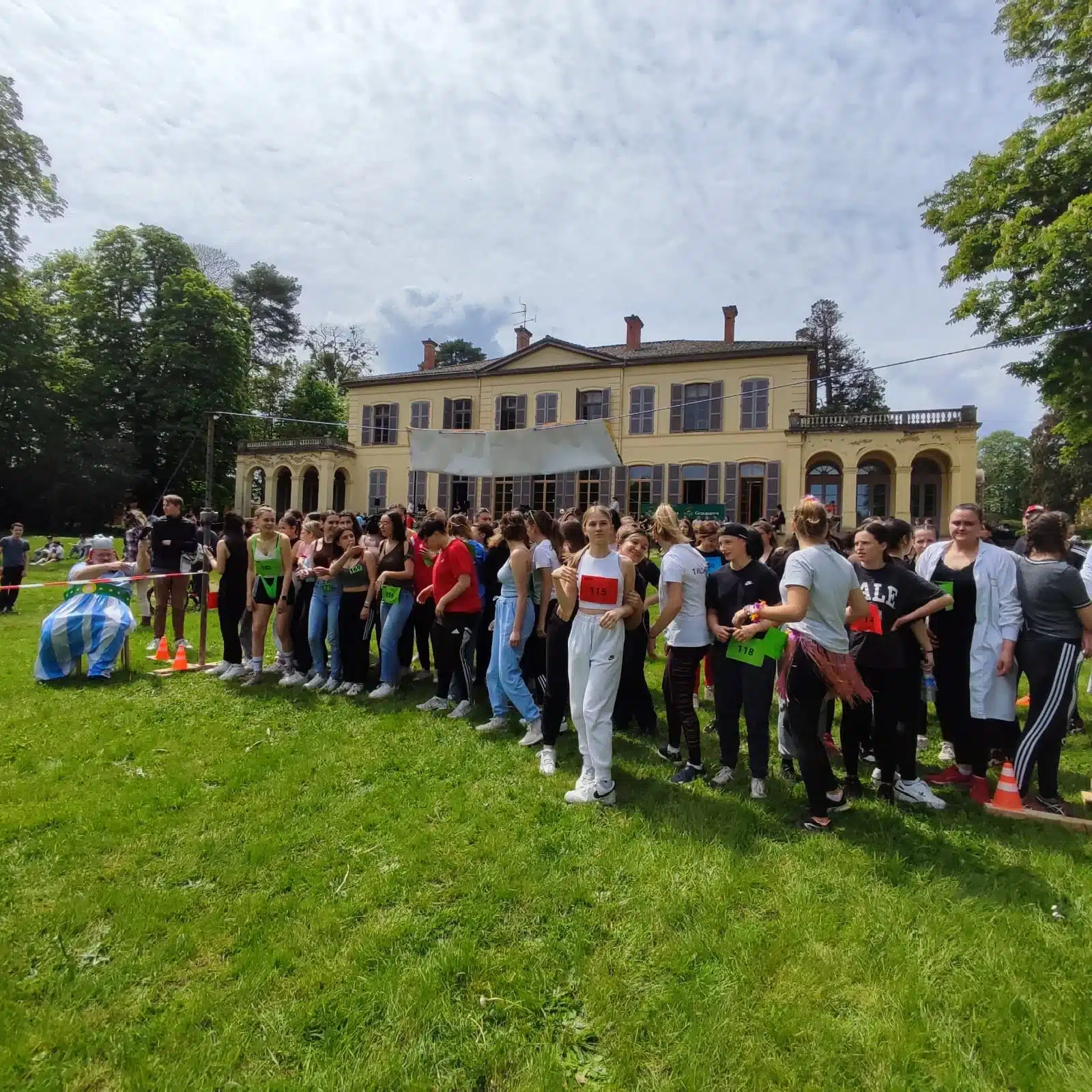 groupe de jeunes devant un batiment jaune certains portent d