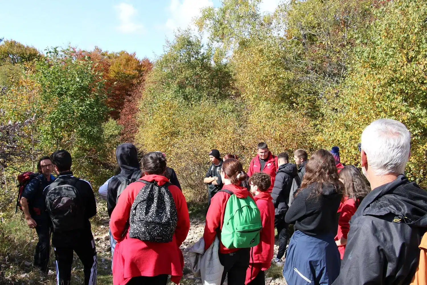 groupe de jeunes en stage territoire mfr dans le forez autom