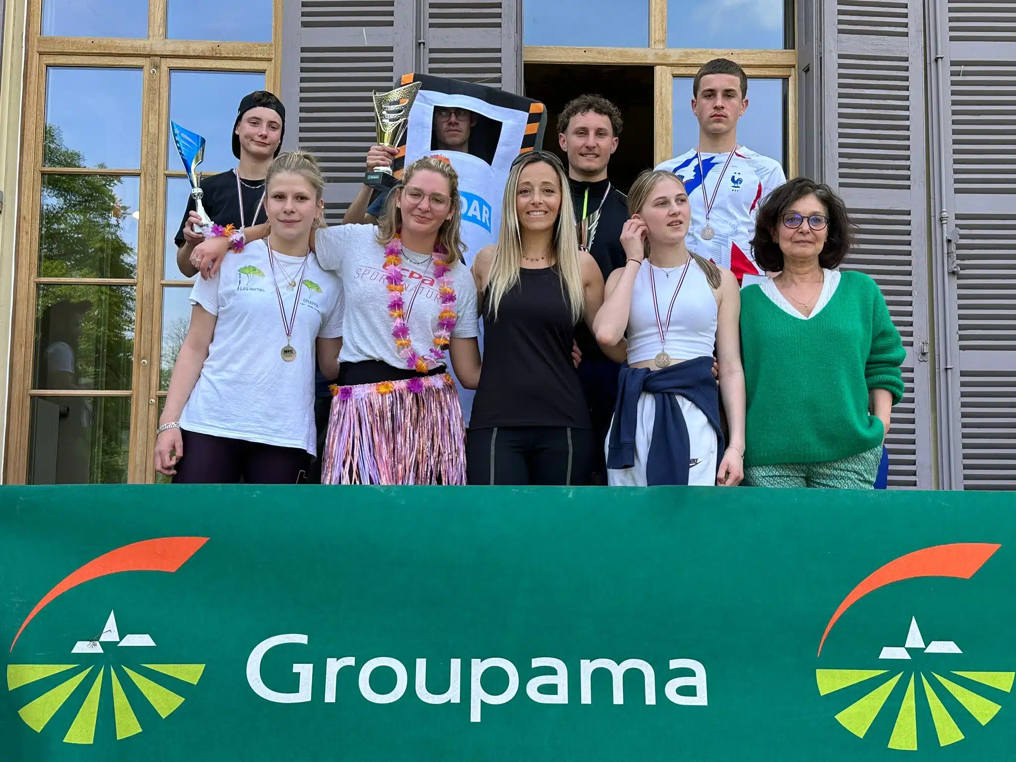 groupe de jeunes et adultes medailles certains en tenue de s 1