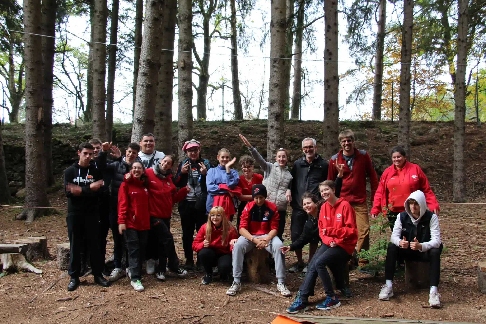 groupe de jeunes et d adultes souriants en exterieur mfr rho