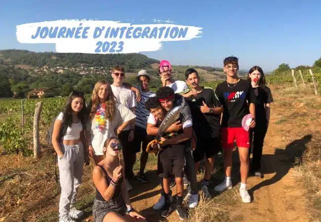 groupe de jeunes mfr en journee d integration 2023 dans un p