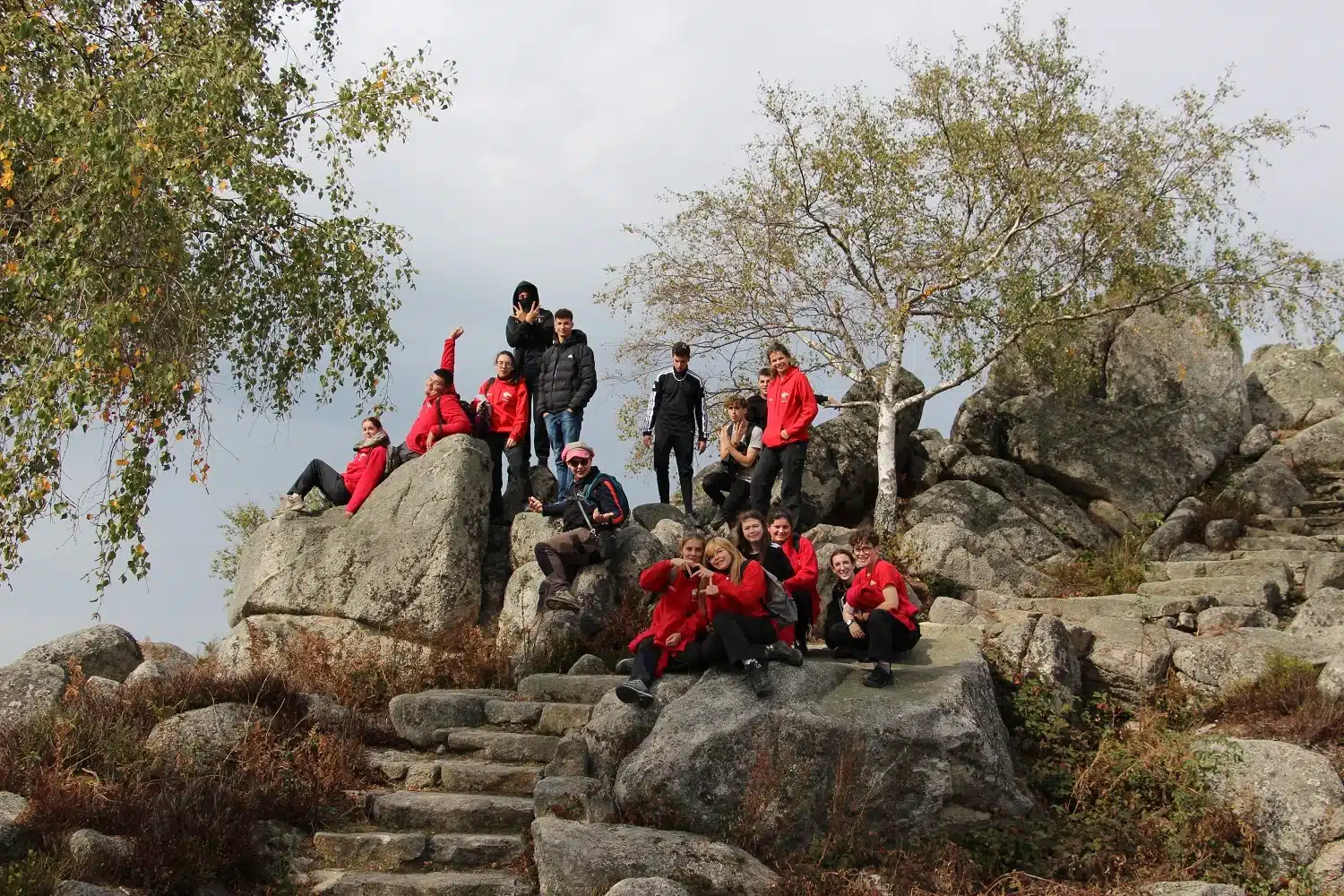 groupe de jeunes mfr en stage territoire posant sur des roch