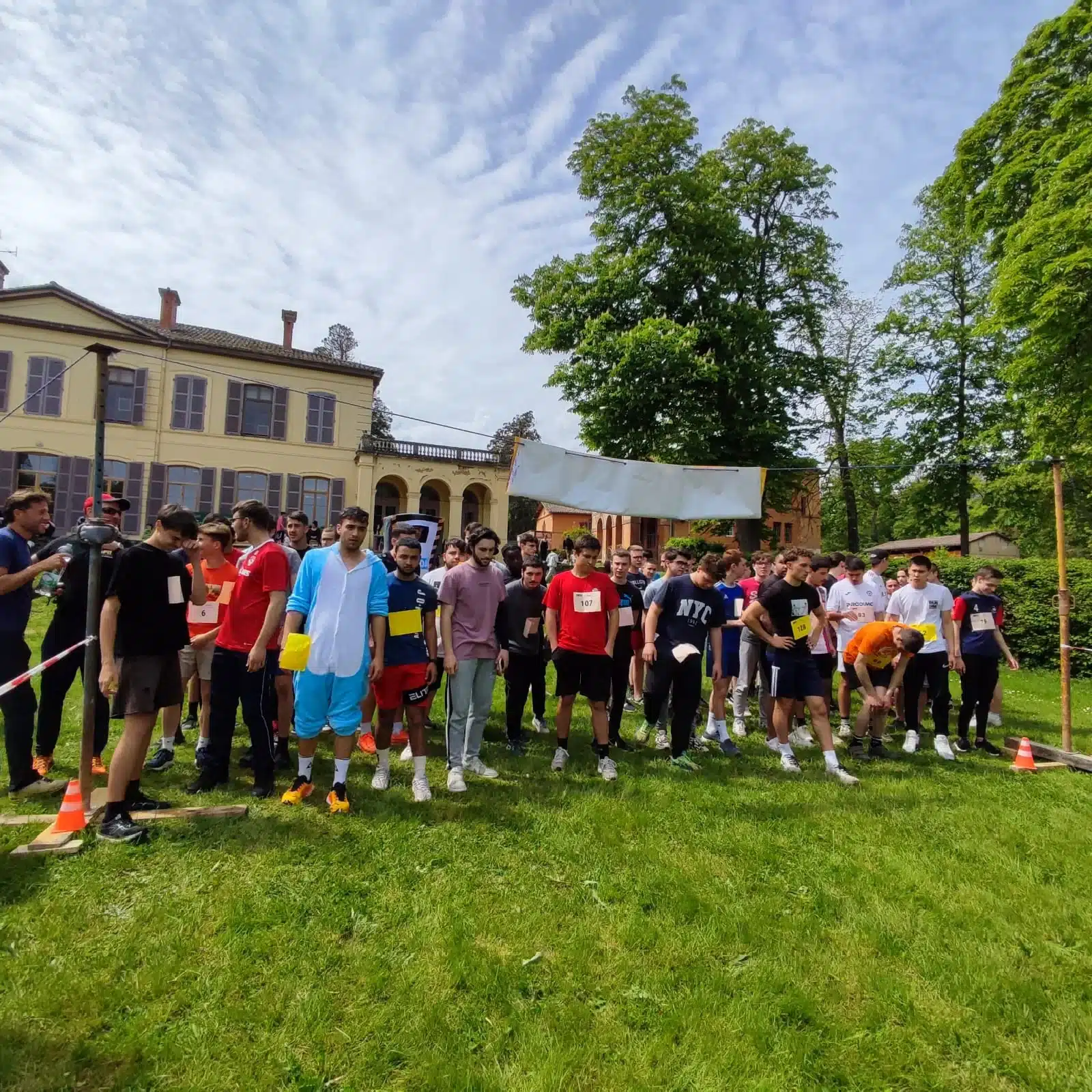 groupe de jeunes mfr prets pour une course a pied devant un