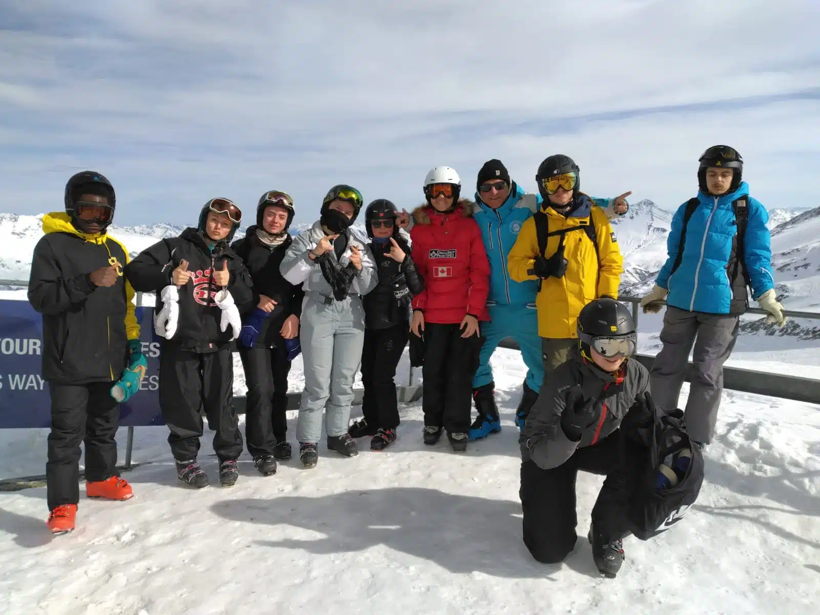 groupe de jeunes skieurs en tenue de ski et casques souriant