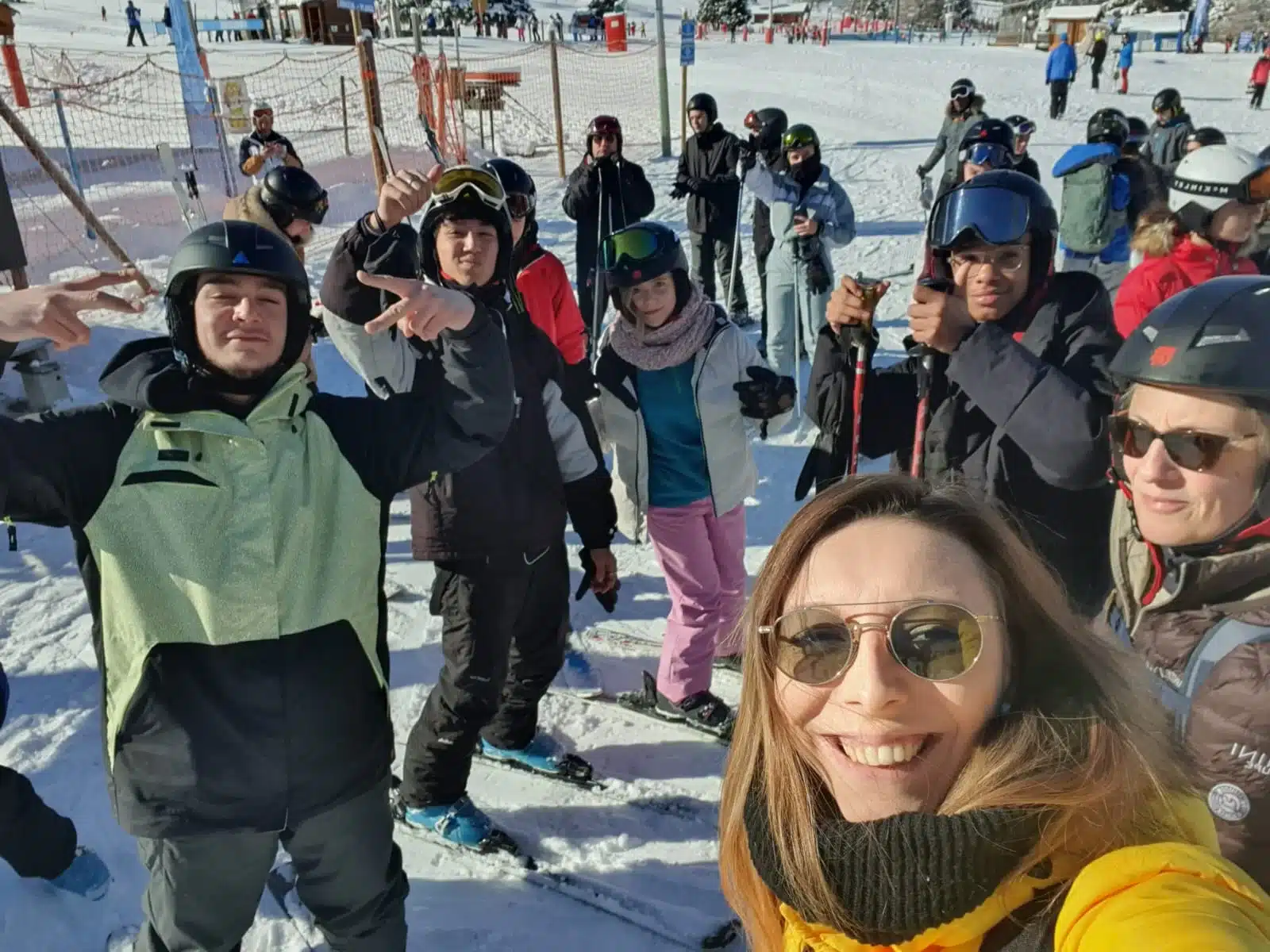 groupe de jeunes skieurs mfr en rhone alpes souriants et fai