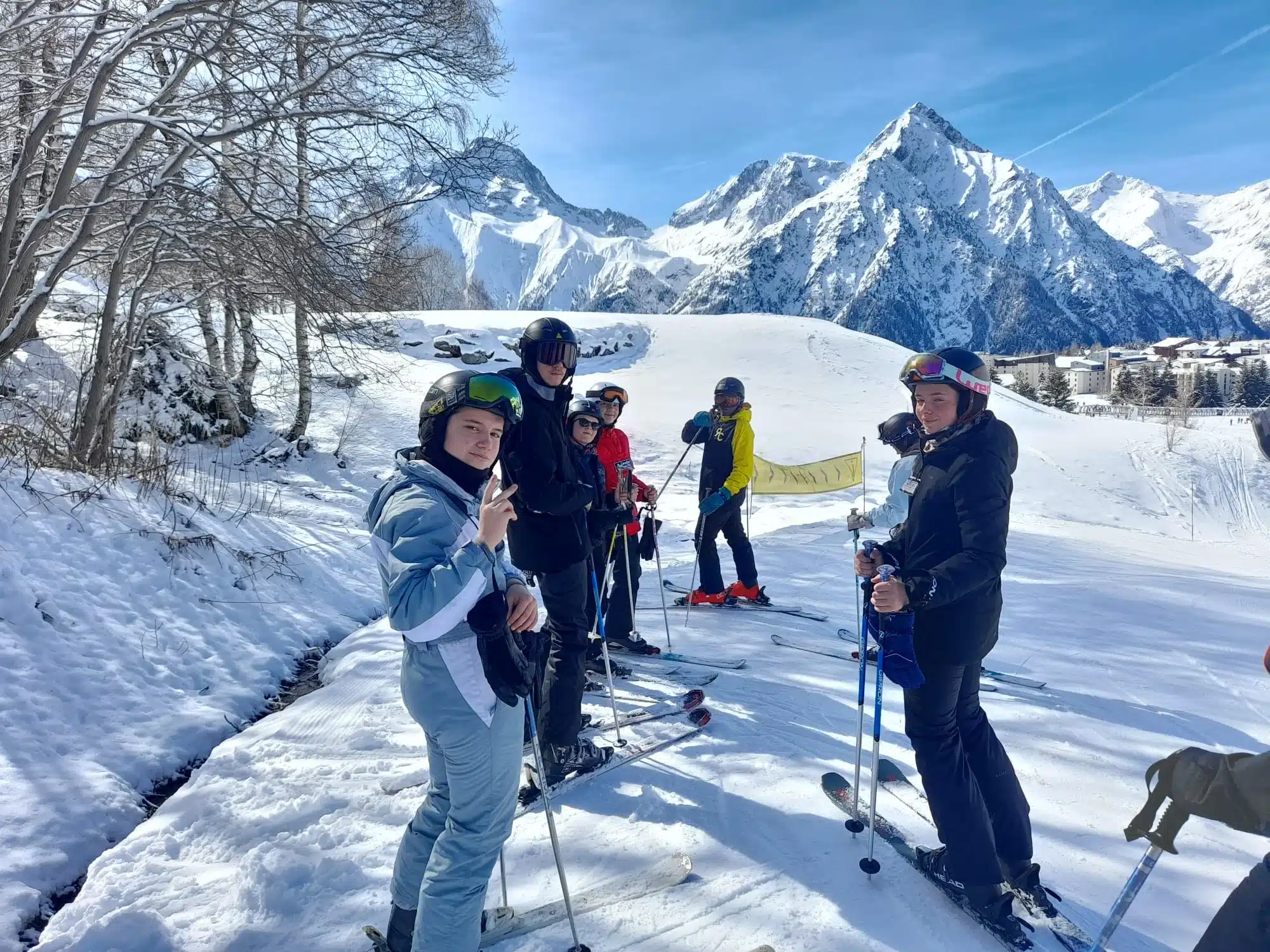 groupe de jeunes skieurs mfr en station de ski montagnes enn