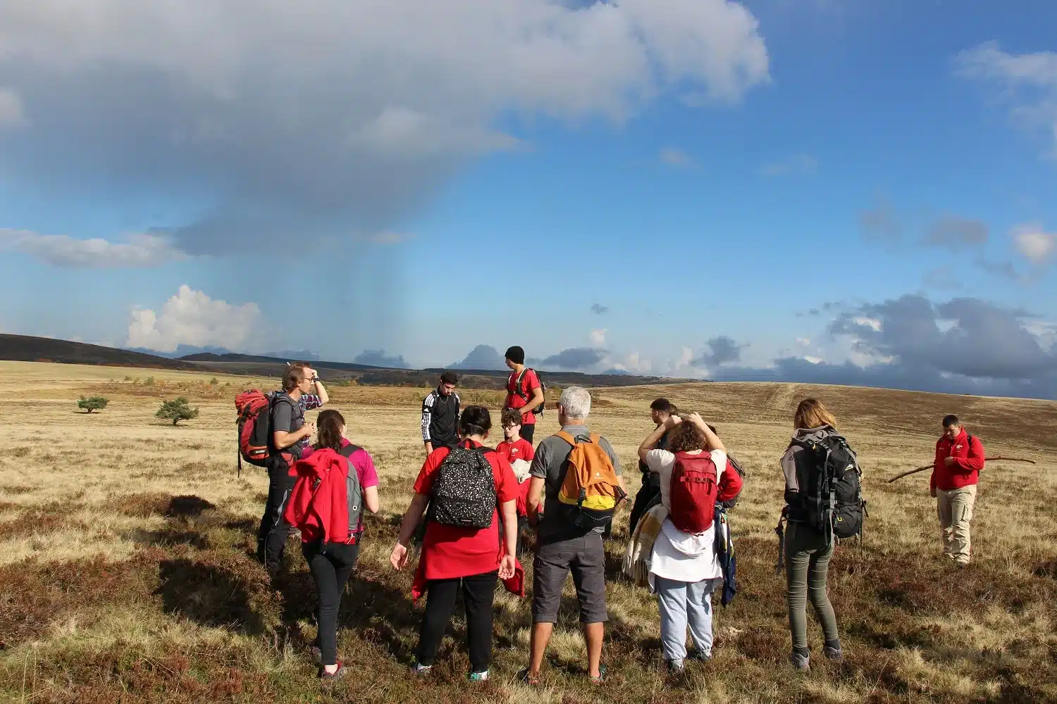 groupe de randonneurs mfr en stage territoire dans le forez