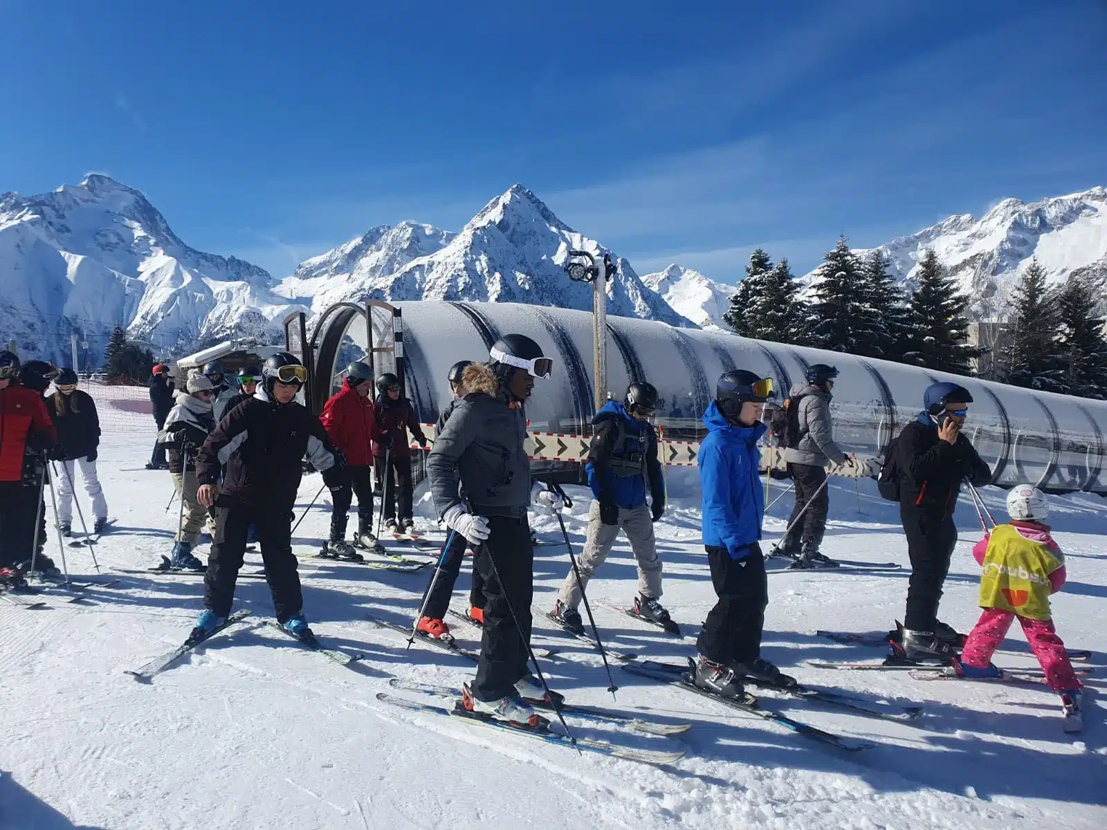 groupe de skieurs en formation mfr rhone devant un tapis rou