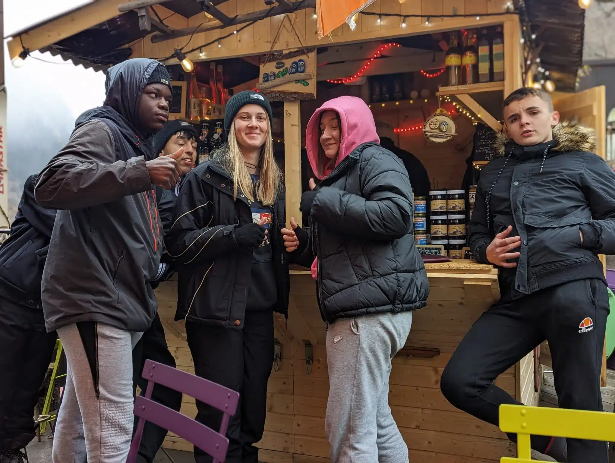 jeunes devant un chalet de vente mfr rhone ambiance montagna