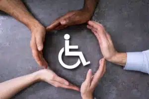 mains de personnes diverses formant un cercle autour du symb
