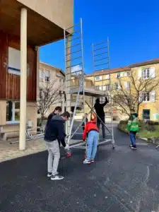 mfr rhone apprentis assemblant un echafaudage pour une forma