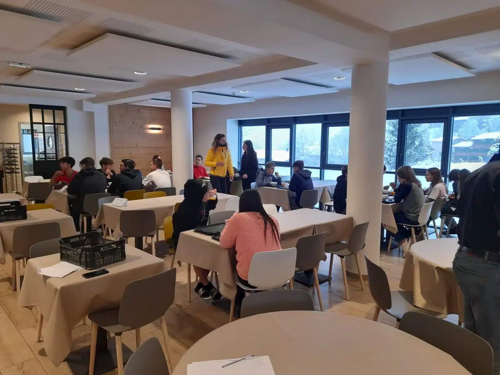 mfr rhone des jeunes en formation dans un refectoire montagn
