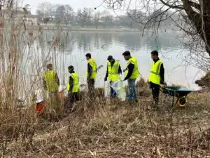 mfr rhone des jeunes en gilets fluo nettoient les berges d u