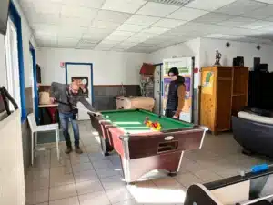 mfr rhone deux personnes jouent au billard lors d une journe