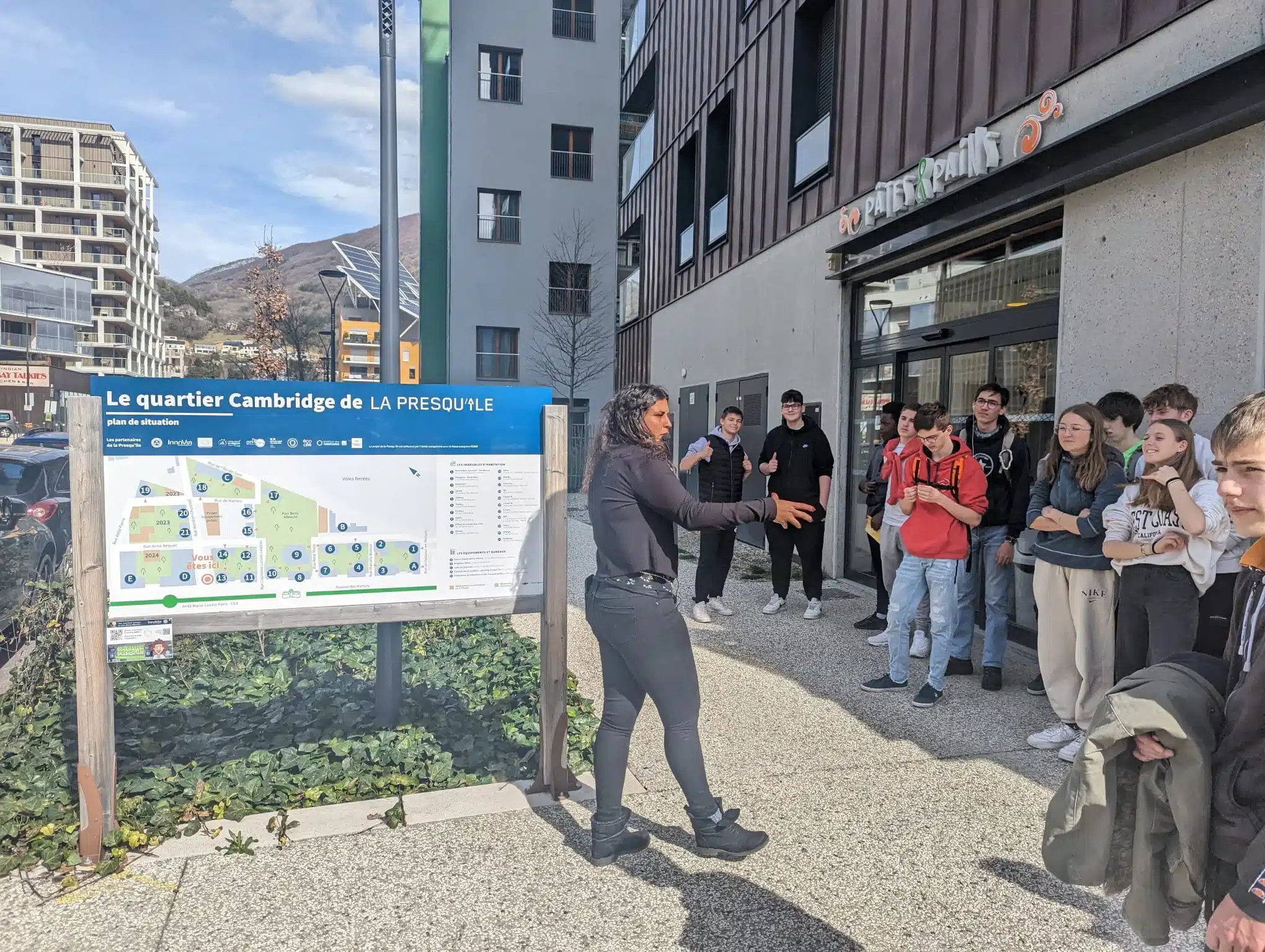 mfr rhone groupe d etudiants decouvrant le quartier cambridg