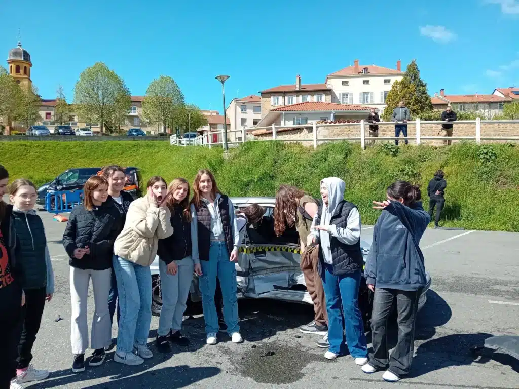 mfr rhone jeunes devant une voiture accidentee sensibilisati
