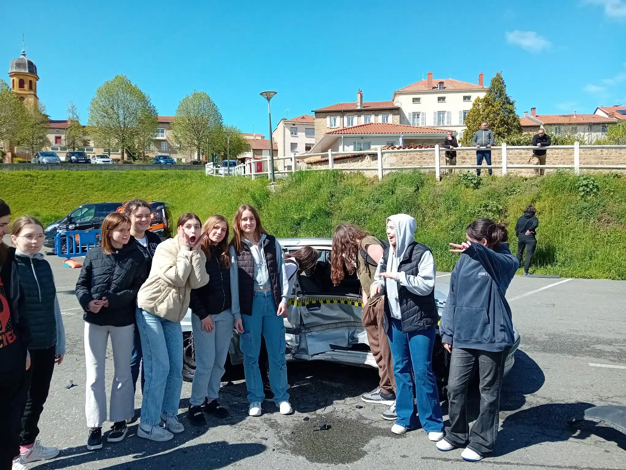 mfr rhone jeunes devant une voiture accidentee sensibilisati