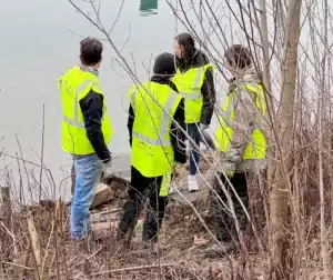 mfr rhone jeunes en chasubles fluo pres d un plan d eau pour