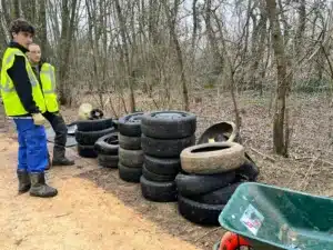 mfr rhone jeunes en gilets jaunes et brouette devant des pne