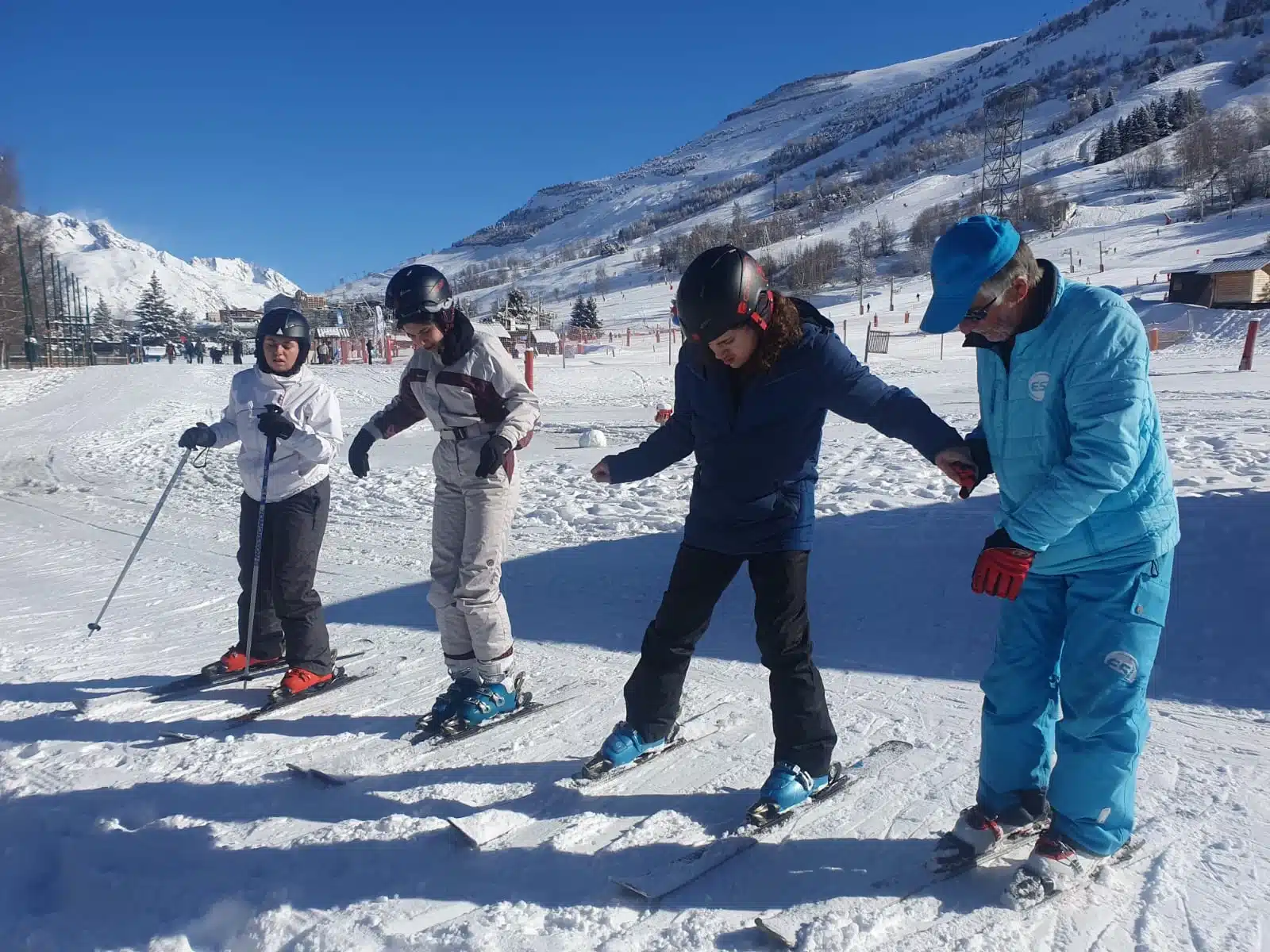 mfr rhone quatre personnes en tenue de ski sur une piste enn