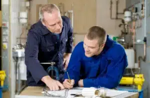 mfr rhone un formateur guide un apprenti sur un plan techniq