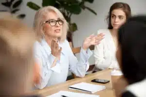 mfr rhone une femme blonde aux lunettes parle a une equipe l