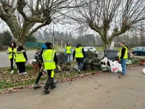 nettoyage par des jeunes des mfr rhone portant des gilets fl