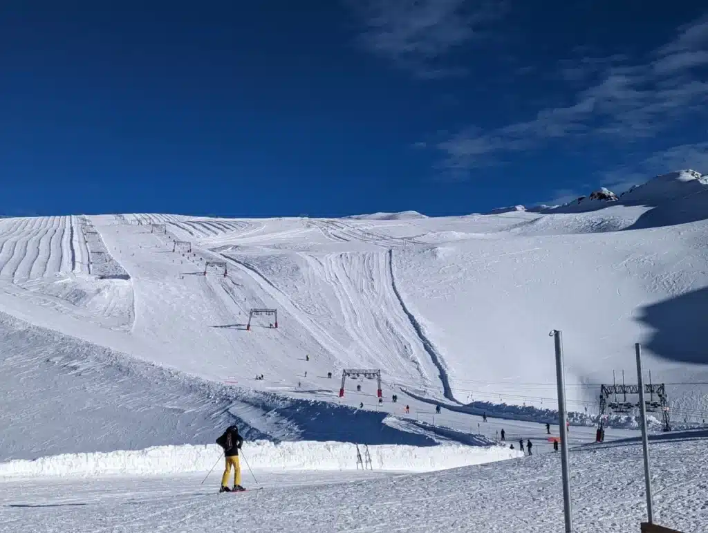 piste de ski enneigee aux 2 alpes avec teleskis et skieurs m