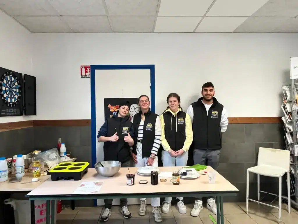 quatre jeunes mfr rhone posent devant un stand de crepes lor