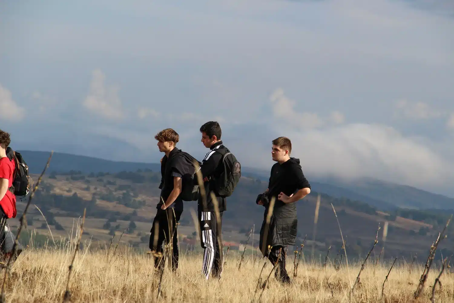 trois adolescents en randonnee dans le forez mfr rhone
