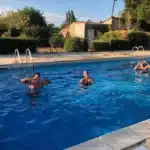trois personnes dans une piscine d eau bleue mfr rhone uzes