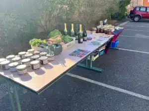vente de produits locaux bocaux legumes pain et bouteilles d